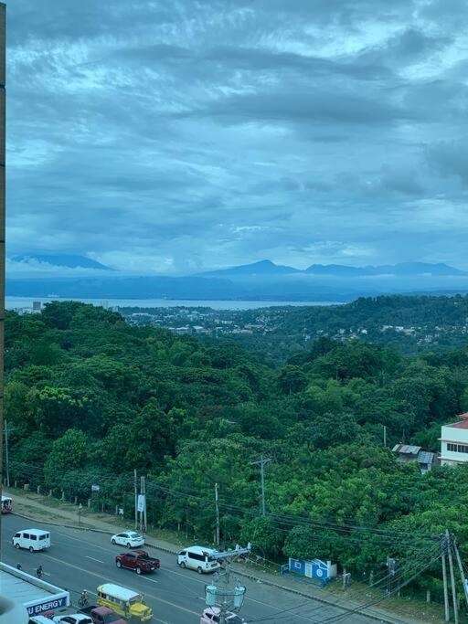 Spacious 2-Bedroom Condo,Wifi,Netflix,Free Parking Cagayan de Oro Luaran gambar